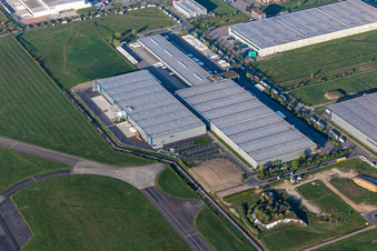 Vue aérienne de Locaux d'entreprise avec halls, bâtiments d'entreprise et installations de production de DSV Road GmbH, DSV Solutions GmbH, ARGE BSA Lahr et Fliege Logistik Stiftung/Schwarzwald à le quartier Hugsweier in Lahr dans le département Bade-Wurtemberg, Allemagne