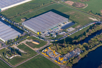 Vue aérienne de Locaux d'entreprise avec halls, bâtiments d'entreprise et installations de production de DSV Road GmbH, Lahr Logistics, pellets2go, ARGE BSA Lahr/Forêt-Noire à le quartier Hugsweier in Lahr dans le département Bade-Wurtemberg, Allemagne