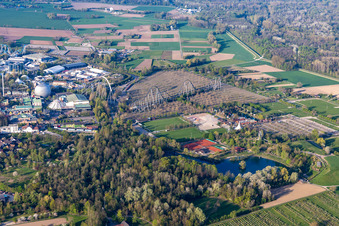 Vue aérienne de Parking vide du parc d'attractions Europa-Park pendant le confinement dû au coronavirus à Rust dans le département Bade-Wurtemberg, Allemagne
