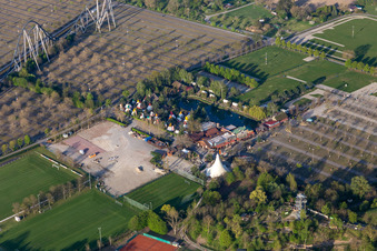 Photographie aérienne de Parking vide du parc d'attractions Europa-Park pendant le confinement dû au coronavirus à Rust dans le département Bade-Wurtemberg, Allemagne