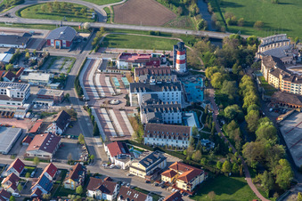 Vue aérienne de En raison du confinement dû au coronavirus, l'hôtel d'aventure 4 étoiles « Bell Rock » du parc à thème Europa-Park est fermé. à Rust dans le département Bade-Wurtemberg, Allemagne