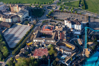 Vue aérienne de En raison du confinement dû au Corona, l'hôtel d'aventure 4 étoiles « El Andaluz » de l'Arène espagnole d'Europa-Park est fermé à Rust dans le département Bade-Wurtemberg, Allemagne