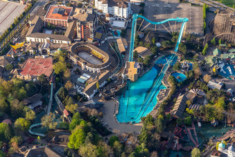 Vue aérienne de Les montagnes russes Atlantica Super Splash de l'arène espagnole d'Europa-Park sont fermées en raison du confinement dû au coronavirus. à Rust dans le département Bade-Wurtemberg, Allemagne