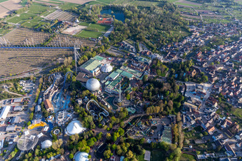 Photographie aérienne de Eurosat CanCan Coaster fermé en raison du confinement lié au Corona au parc d'attractions Europa-Park à Rust dans le département Bade-Wurtemberg, Allemagne
