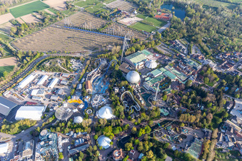 Vue oblique de Eurosat CanCan Coaster fermé en raison du confinement lié au Corona au parc d'attractions Europa-Park à Rust dans le département Bade-Wurtemberg, Allemagne