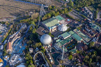 Eurosat CanCan Coaster fermé en raison du confinement lié au Corona au parc d'attractions Europa-Park à Rust dans le département Bade-Wurtemberg, Allemagne vue d'en haut
