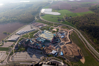 Vue aérienne de Le chantier du parc aquatique « Rulantica » et de l'hôtel-musée Kronasar sur le terrain du parc d'attractions « Europapark » est fermé en raison de Corona à Rust dans le département Bade-Wurtemberg, Allemagne