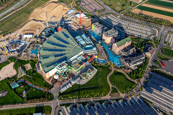 Photographie aérienne de Le chantier du parc aquatique « Rulantica » et de l'hôtel-musée Kronasar sur le terrain du parc d'attractions « Europapark » est fermé en raison de Corona à Rust dans le département Bade-Wurtemberg, Allemagne