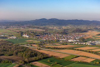 Vue aérienne de Vue des rues et des maisons dans les quartiers résidentiels à Riegel am Kaiserstuhl dans le département Bade-Wurtemberg, Allemagne