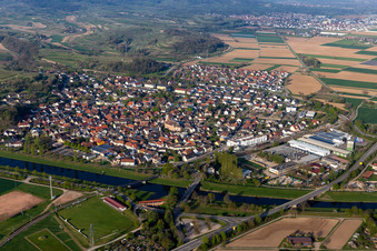 Vue aérienne de Vue des rues et des maisons dans les quartiers résidentiels à Riegel am Kaiserstuhl dans le département Bade-Wurtemberg, Allemagne