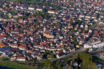 Photographie aérienne de Vue des rues et des maisons dans les quartiers résidentiels à Riegel am Kaiserstuhl dans le département Bade-Wurtemberg, Allemagne