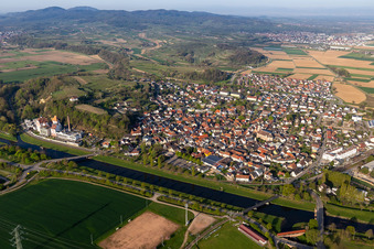 Vue des rues et des maisons dans les quartiers résidentiels à Riegel am Kaiserstuhl dans le département Bade-Wurtemberg, Allemagne d'en haut