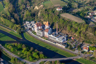 Vue aérienne de Musée d'art de la Fondation Messmer dans l'ancien bâtiment de la brasserie Riegel sur les rives de l'Elz à Riegel am Kaiserstuhl dans le département Bade-Wurtemberg, Allemagne