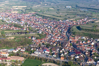 Vue oblique de Eichstetten am Kaiserstuhl dans le département Bade-Wurtemberg, Allemagne