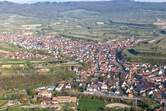 Vue aérienne de Vue des rues et des maisons dans les quartiers résidentiels à Eichstetten am Kaiserstuhl dans le département Bade-Wurtemberg, Allemagne