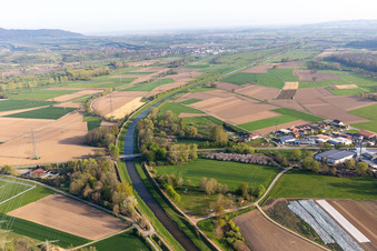Vue aérienne de Dreisam à le quartier Neuershausen in March dans le département Bade-Wurtemberg, Allemagne