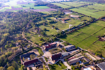 Vue aérienne de Enclos de parc animalier Mundenhof et jardinage urbain à le quartier Mundenhof in Freiburg im Breisgau dans le département Bade-Wurtemberg, Allemagne