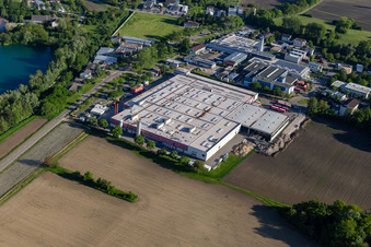 Vue oblique de Locaux de l'usine Coca-Cola European Partners Deutschland GmbH à Neureut à le quartier Neureut in Karlsruhe dans le département Bade-Wurtemberg, Allemagne