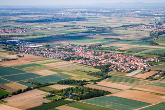 Vue aérienne de Vue des rues et des maisons dans les quartiers résidentiels à le quartier Dannstadt in Dannstadt-Schauernheim dans le département Rhénanie-Palatinat, Allemagne
