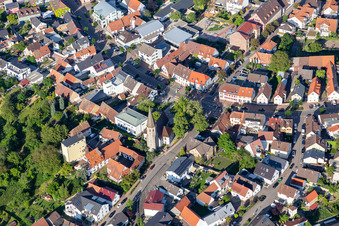 Vue aérienne de Vue des rues et des maisons dans les quartiers résidentiels à le quartier Eggenstein in Eggenstein-Leopoldshafen dans le département Bade-Wurtemberg, Allemagne