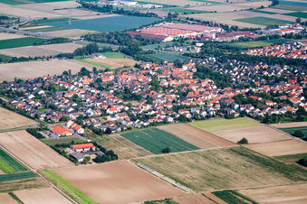 Vue aérienne de Vue des rues et des maisons dans les quartiers résidentiels à le quartier Schauernheim in Dannstadt-Schauernheim dans le département Rhénanie-Palatinat, Allemagne