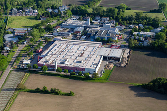 Locaux de l'usine Coca-Cola European Partners Deutschland GmbH à Neureut à le quartier Neureut in Karlsruhe dans le département Bade-Wurtemberg, Allemagne d'en haut