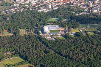 Chantier d'agrandissement et de reconstruction du complexe sportif du stade KSC « Wildparkstadion » à le quartier Innenstadt-Ost in Karlsruhe dans le département Bade-Wurtemberg, Allemagne vue du ciel