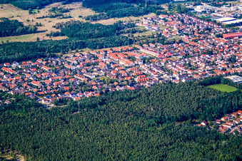 Vue aérienne de Vue de la ville depuis le sud à Birkenheide dans le département Rhénanie-Palatinat, Allemagne