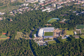 Enregistrement par drone de Chantier d'agrandissement et de reconstruction du complexe sportif du stade KSC « Wildparkstadion » à le quartier Innenstadt-Ost in Karlsruhe dans le département Bade-Wurtemberg, Allemagne