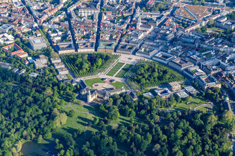Vue aérienne de Ville en forme d'éventail avec le château et le cercle de Karlsruhe à le quartier Innenstadt-West in Karlsruhe dans le département Bade-Wurtemberg, Allemagne