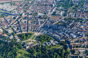 Vue aérienne de Ville en forme d'éventail avec le château et le cercle de Karlsruhe à le quartier Innenstadt-West in Karlsruhe dans le département Bade-Wurtemberg, Allemagne