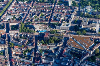 Vue aérienne de Salle de concert et théâtre - Schauspielhaus Badisches Staatstheater sur Kriegsstraße à le quartier Südstadt in Karlsruhe dans le département Bade-Wurtemberg, Allemagne