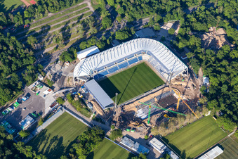Chantier d'agrandissement et de reconstruction du complexe sportif du stade KSC « Wildparkstadion » à le quartier Innenstadt-Ost in Karlsruhe dans le département Bade-Wurtemberg, Allemagne du point de vue du drone