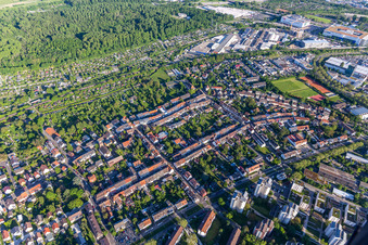 Vue aérienne de Emsstraße et terrains de sport TuS Rintheim à le quartier Rintheim in Karlsruhe dans le département Bade-Wurtemberg, Allemagne