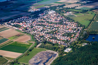 Vue aérienne de Vue des rues et des maisons dans les quartiers résidentiels à Lambsheim dans le département Rhénanie-Palatinat, Allemagne