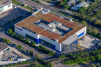 Vue oblique de Magasin de meubles - marché de meubles de " IKEA Deutschland GmbH & Co. KG " sur Gerwigstraße - Weinweg - Durlacher Allee à le quartier Oststadt in Karlsruhe dans le département Bade-Wurtemberg, Allemagne