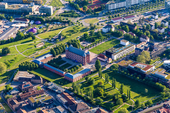 Vue aérienne de Université du Château de Gottesaue - Université de musique à le quartier Oststadt in Karlsruhe dans le département Bade-Wurtemberg, Allemagne
