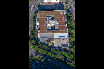 Magasin de meubles - marché de meubles de " IKEA Deutschland GmbH & Co. KG " sur Gerwigstraße - Weinweg - Durlacher Allee à le quartier Oststadt in Karlsruhe dans le département Bade-Wurtemberg, Allemagne hors des airs