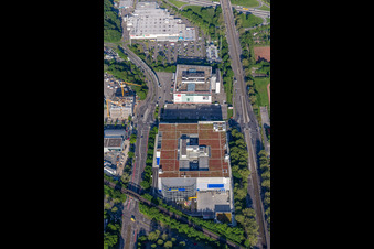 Magasin de meubles - marché de meubles de " IKEA Deutschland GmbH & Co. KG " sur Gerwigstraße - Weinweg - Durlacher Allee à le quartier Oststadt in Karlsruhe dans le département Bade-Wurtemberg, Allemagne vue d'en haut