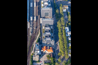 Vue aérienne de Immeuble de bureaux de l'administration et du bâtiment commercial de DB Training, Learning & Consulting, centre de formation à la gare principale à le quartier Weiherfeld-Dammerstock in Karlsruhe dans le département Bade-Wurtemberg, Allemagne