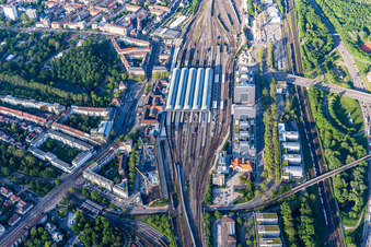 Vue aérienne de Plan des voies et gare principale de la Deutsche Bahn à le quartier Südweststadt in Karlsruhe dans le département Bade-Wurtemberg, Allemagne