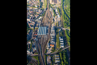 Photographie aérienne de Plan des voies et gare principale de la Deutsche Bahn à le quartier Südweststadt in Karlsruhe dans le département Bade-Wurtemberg, Allemagne