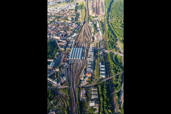 Vue aérienne de Gare principale Karlsruhe à le quartier Südweststadt in Karlsruhe dans le département Bade-Wurtemberg, Allemagne