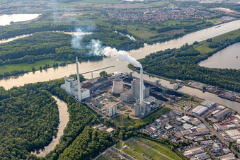 Vue aérienne de Centrale électrique au charbon EnBW sur le Rhin à le quartier Daxlanden in Karlsruhe dans le département Bade-Wurtemberg, Allemagne