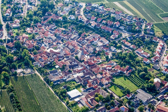 Vue aérienne de Vue des rues et des maisons dans les quartiers résidentiels à Großkarlbach dans le département Rhénanie-Palatinat, Allemagne