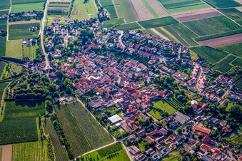 Vue aérienne de Village vu de l'est à Großkarlbach dans le département Rhénanie-Palatinat, Allemagne