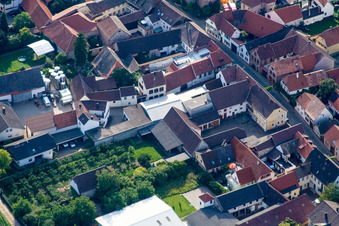 Vue aérienne de Rue principale à Großkarlbach dans le département Rhénanie-Palatinat, Allemagne