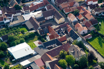 Vue aérienne de Rue principale à Großkarlbach dans le département Rhénanie-Palatinat, Allemagne