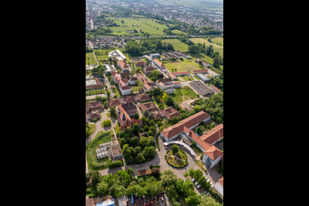 Vue aérienne de Centre de soutien Caritas St. Laurentius et Paulus et le Centre de jeunesse St. Josef dans le quartier de Queichheim à Landau in der Pfalz dans le département Rhénanie-Palatinat, Allemagne