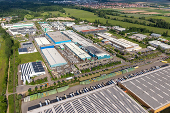 Vue aérienne de Zone industrielle et commerciale de Landau Est avec Michelin Tire Works, Constellium, Ronal GmbH et APL Automobil-Prüftechnik Landau GmbH à Landau in der Pfalz dans le département Rhénanie-Palatinat, Allemagne